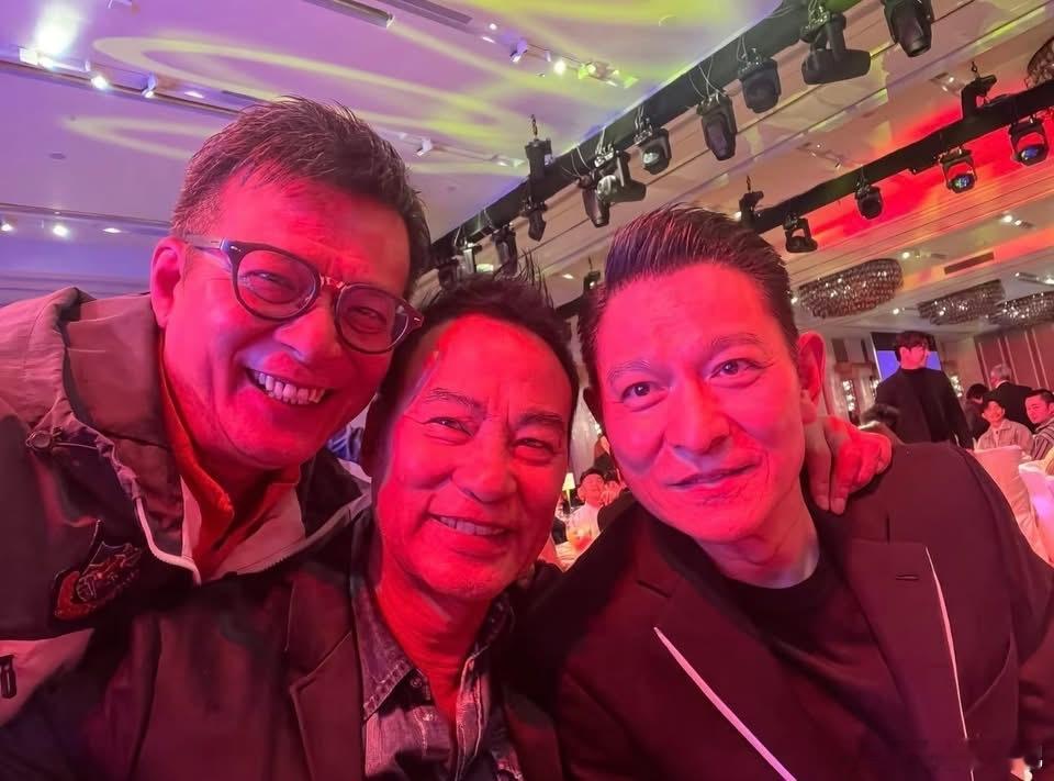 黄日华、任达华、刘德华，三华合照。