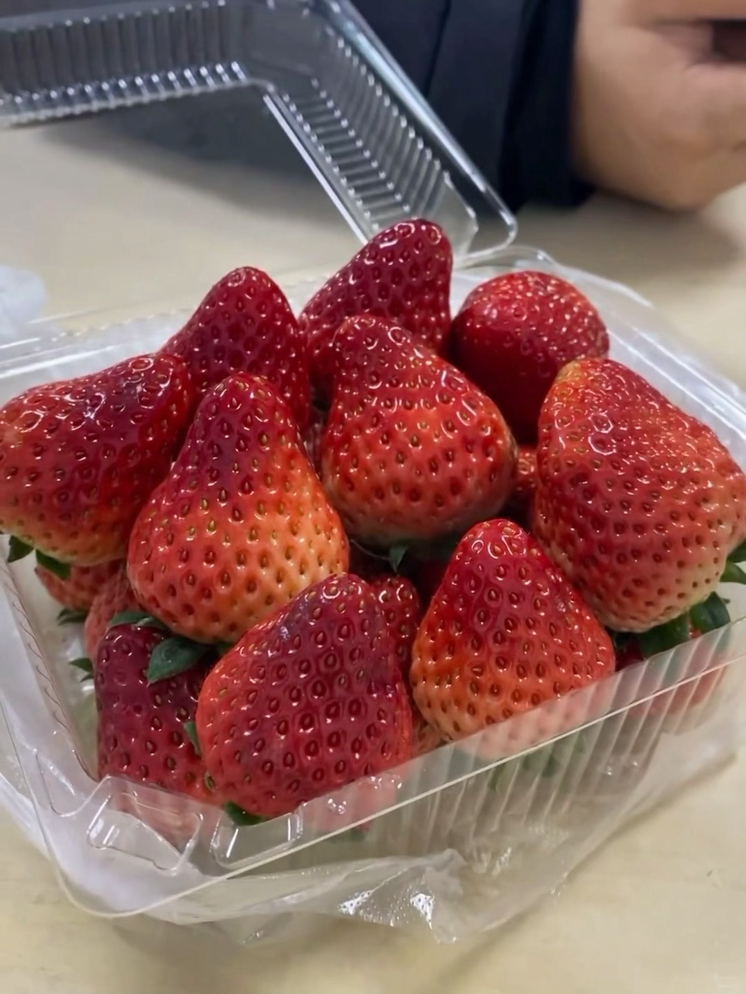 收到了秋冬的第一盒草莓🍓 