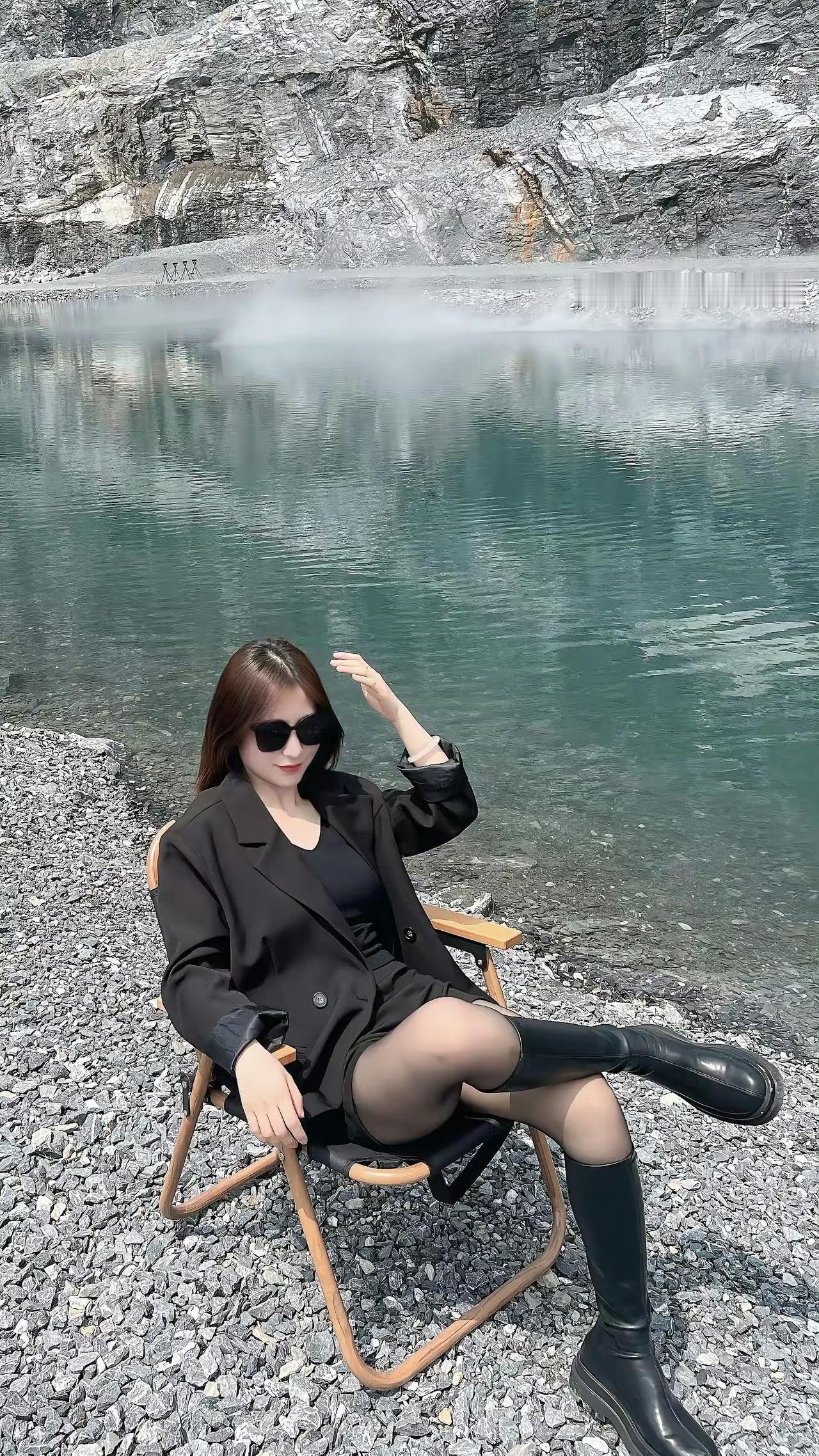 解锁户外拍照新姿势，oversize黑西装搭长靴，在山水间打造随性又高级的穿搭画