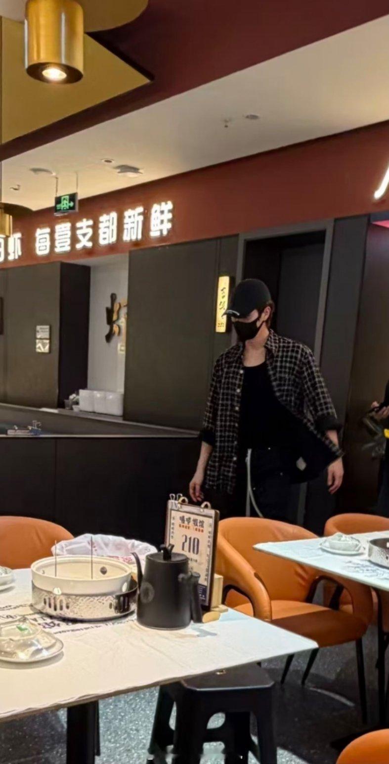 卧槽，又有路人偶遇许凯？？？吃小龙虾？？？啊啊啊啊啊啊 