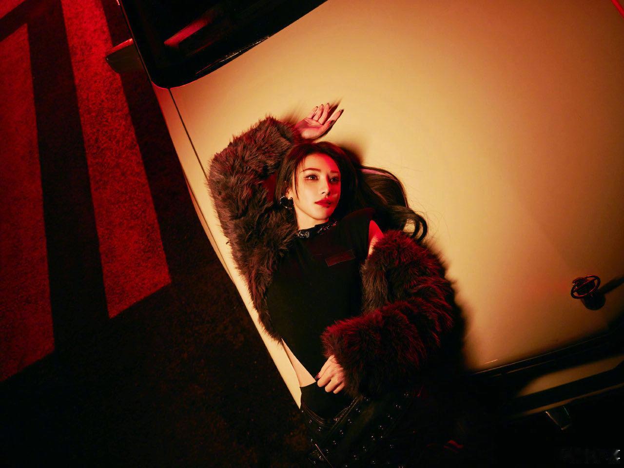 彭小苒镂空连体衣辣成啥了 被彭小苒的新造型狠狠拿捏！镂空连体衣+酷飒小皮裙的组合