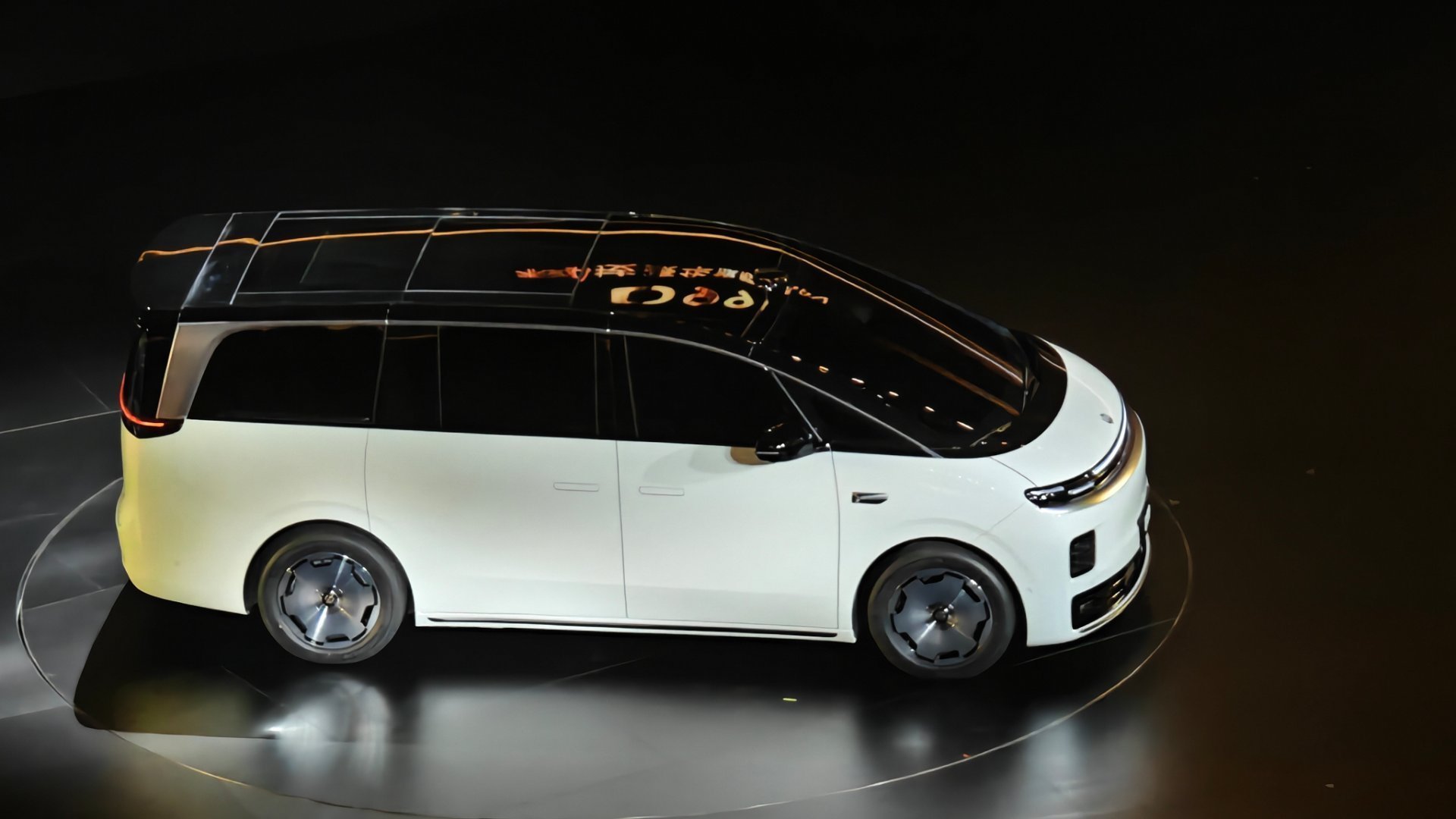 零跑9系豪华双旗舰同台首秀除了D19，零跑的MPV D99也亮相了。分别有115