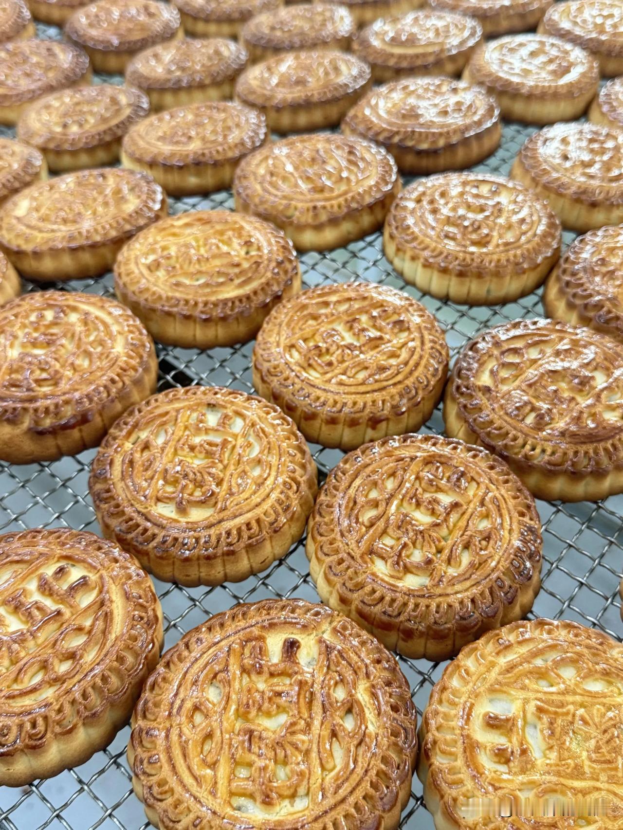 青红丝呢？是谁童年的噩梦呀？刚出炉的老酥皮五仁，曾是谁童年的噩梦？如今又是谁苦苦