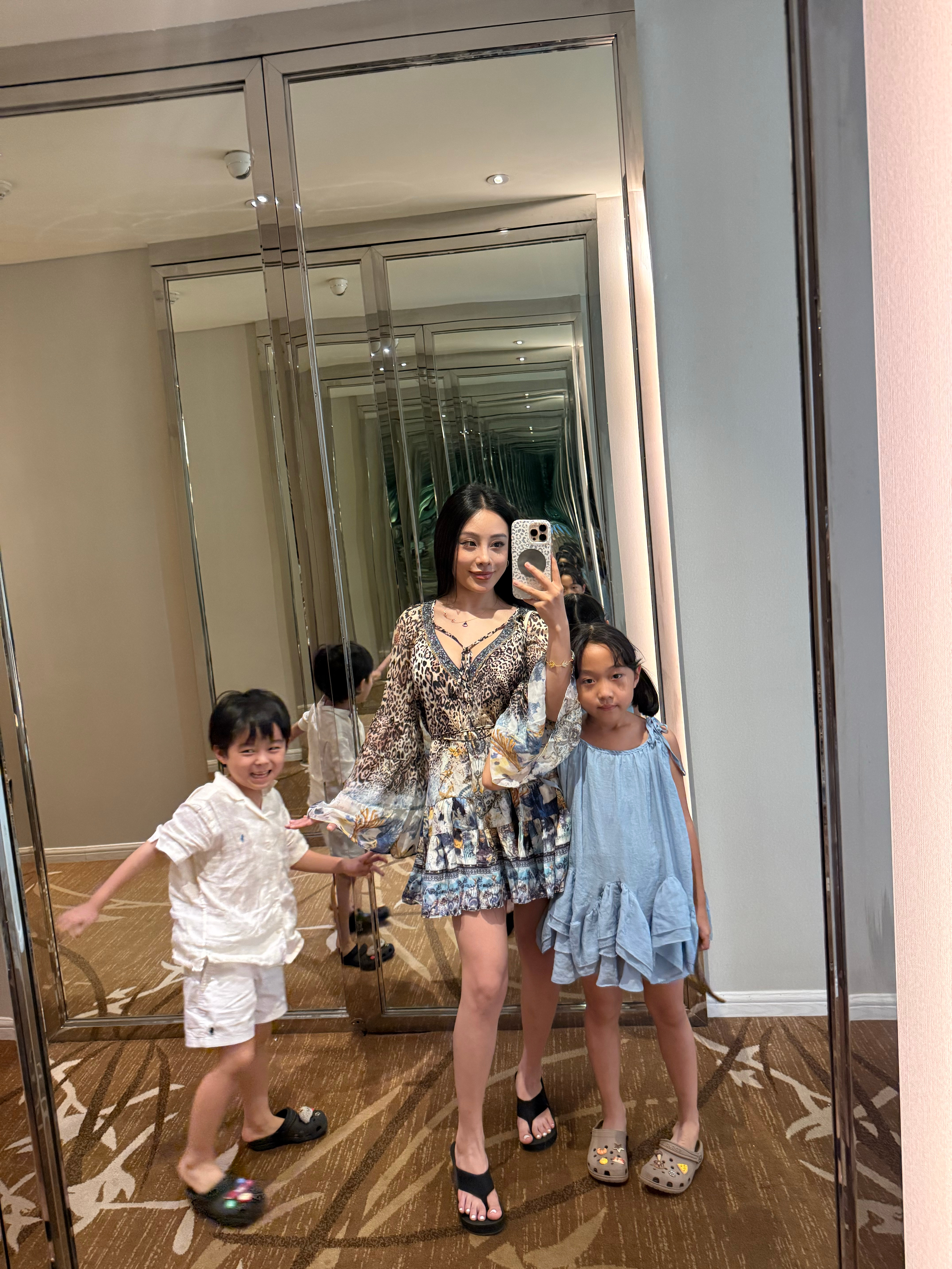 我可能有什么毛病一看着美女帅哥就想 要是再生两个 再凑一个好字多好长大后想想一大