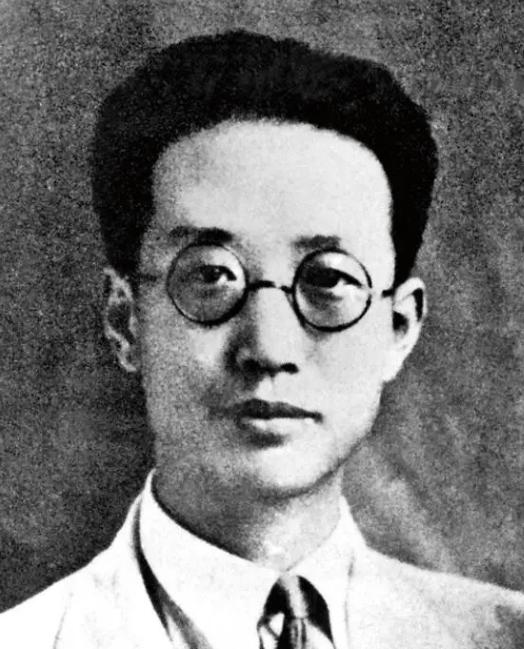 一同参观瞿秋白纪念馆，朋友问道：“瞿秋白相当于什么地位？”淡然一笑：“他是党内极