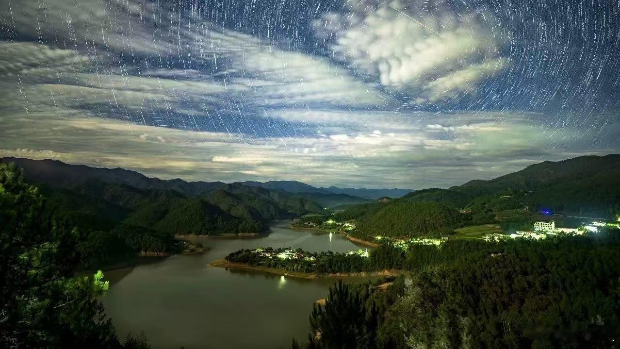 今夜抬头看流星雨今天（12日）夜里，记得抬头看天空，很有可能看到流星雨。不需要望