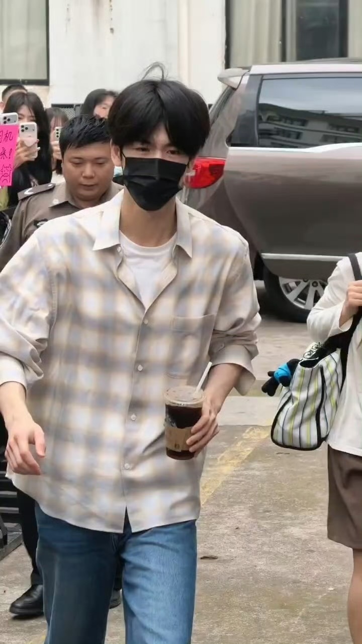 张凌赫、卢昱晓刺棠围读上班[举手] ​​​