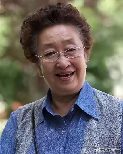 不查不知道，一查才发现，
荧屏上那位演了一辈子妈妈的老人，把"家"和"戏"早就揉