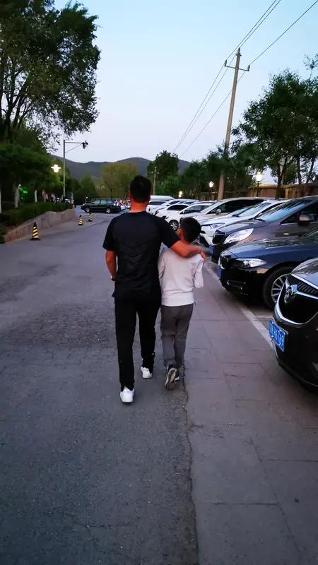 看哭全网！父亲外出打工，8岁儿子偷偷塞压岁钱：爸爸，你拿着花
 
家人们先别划走