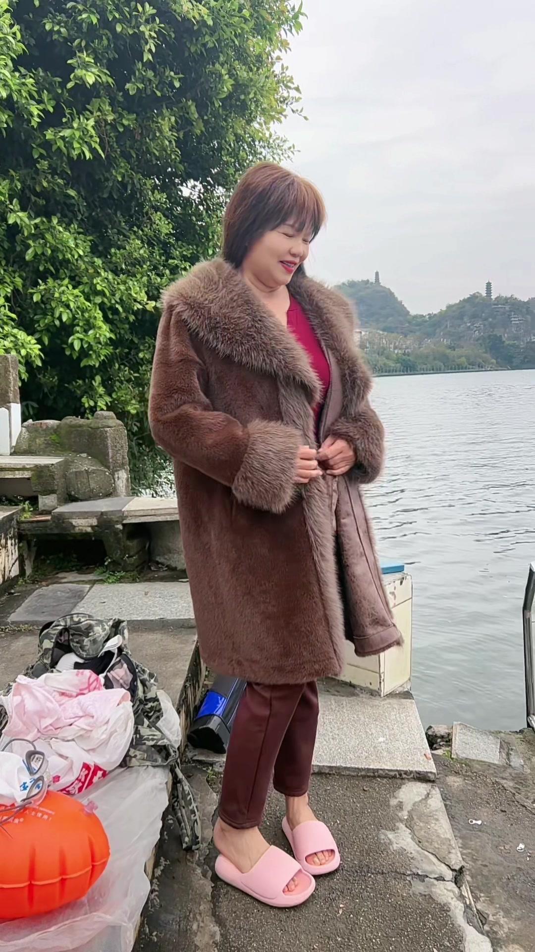 冬日晨泳治愈时刻。🌅冬日放晴的晨光下，跳进清凉的泳池，坚持冬泳的日子...