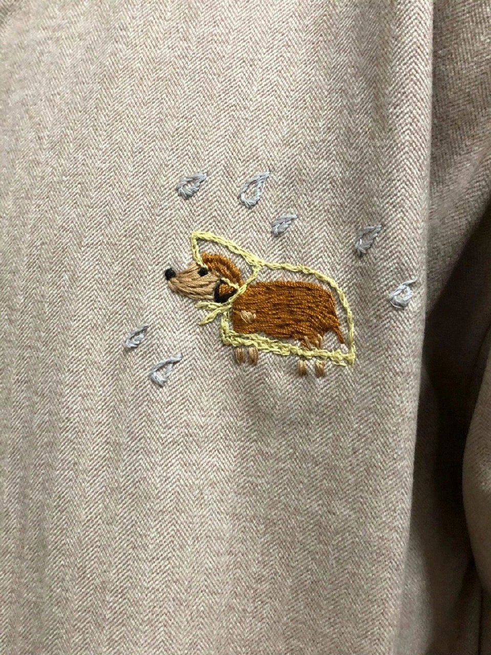 “妈妈绣的雨衣小狗” 