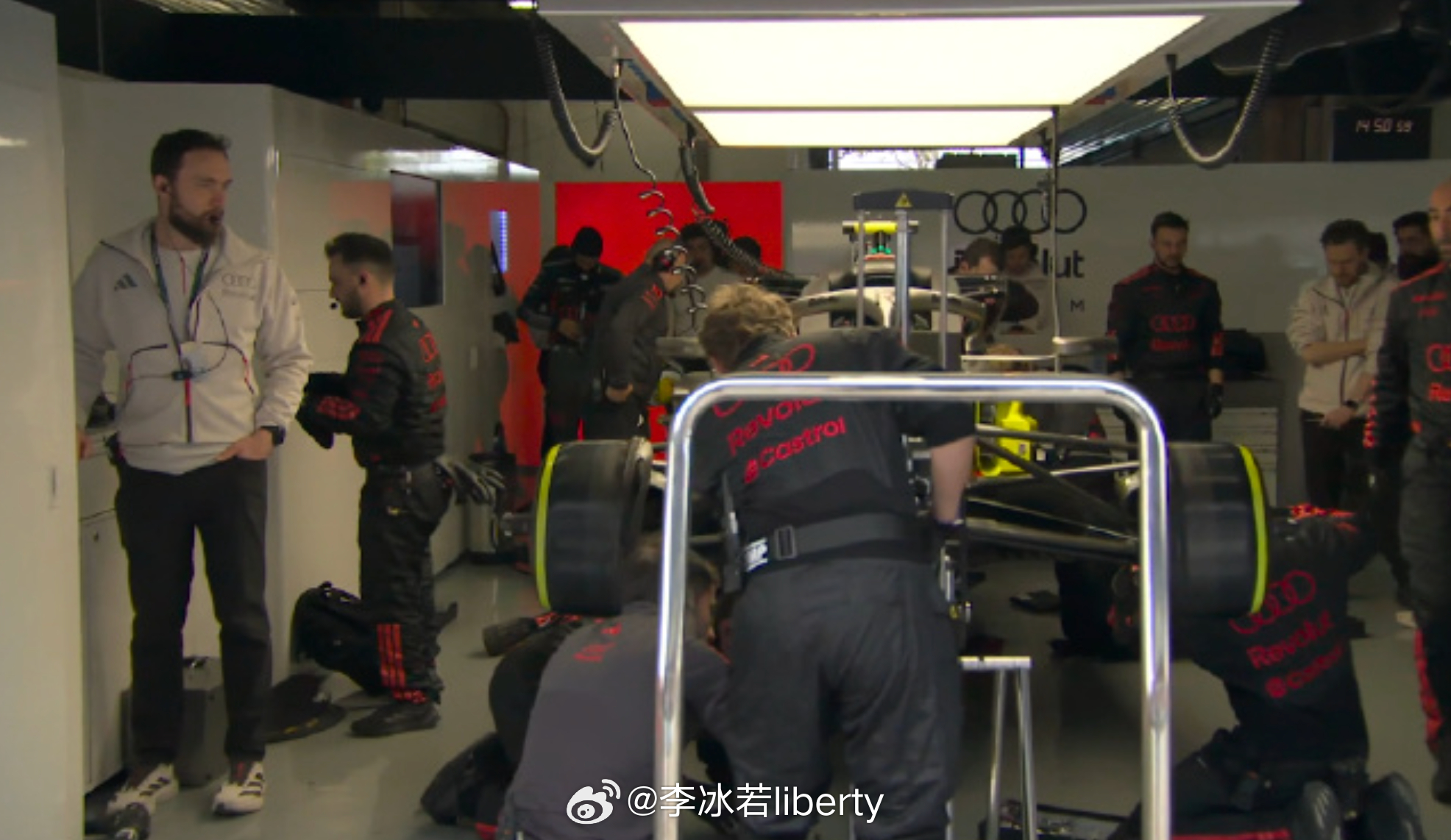 2026f1中国大奖赛  比赛还没开始诺里斯车推回维修区了~~~博托莱托的车还在