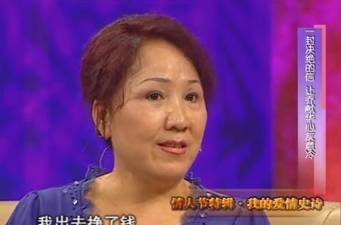 1972年，泥瓦匠张复生娶了城里的女知青，晚上睡觉他发现妻子的腰变粗了。他以为妻