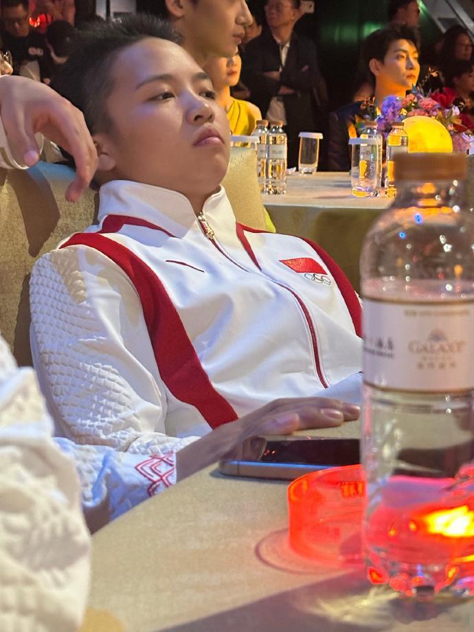 #全红婵和好多人合照##全红婵晒多人合照#全红婵和大家的合照，充满欢乐与意义。她