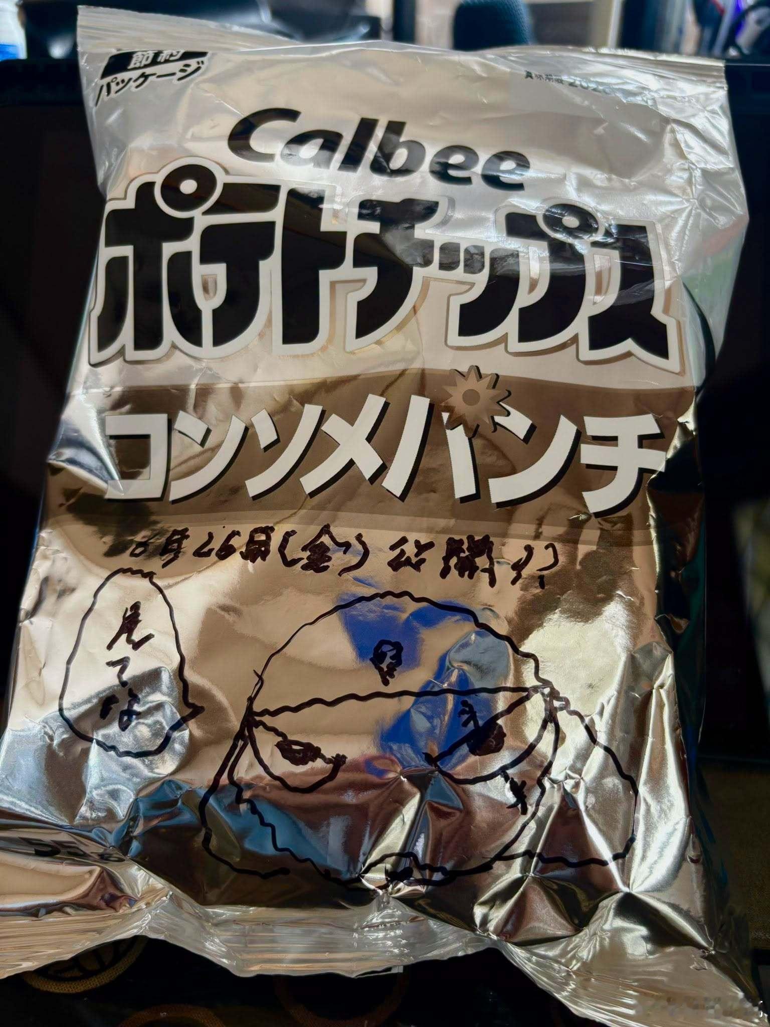 【 单色印刷的包装，变成漫画家们的画布 】先前日本Calbee因应石化业导致的印