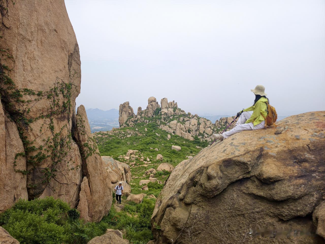徒步青岛毛家山，没想到藏着不输三标山的阿勒泰风光，趁着没火抓紧冲。

青岛毛家山