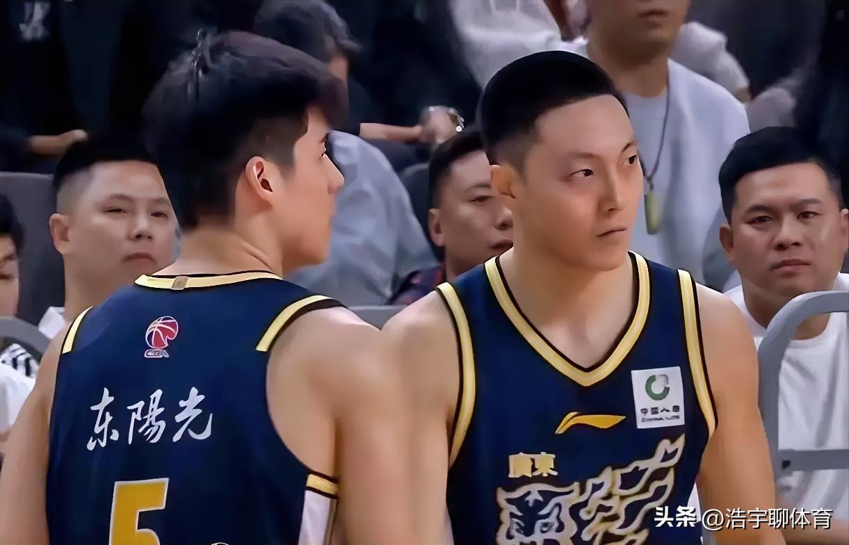 经过这场大败，杜峰是否该考虑一下胡明轩和陈家政的使用问题了？
广东队主场被上海队