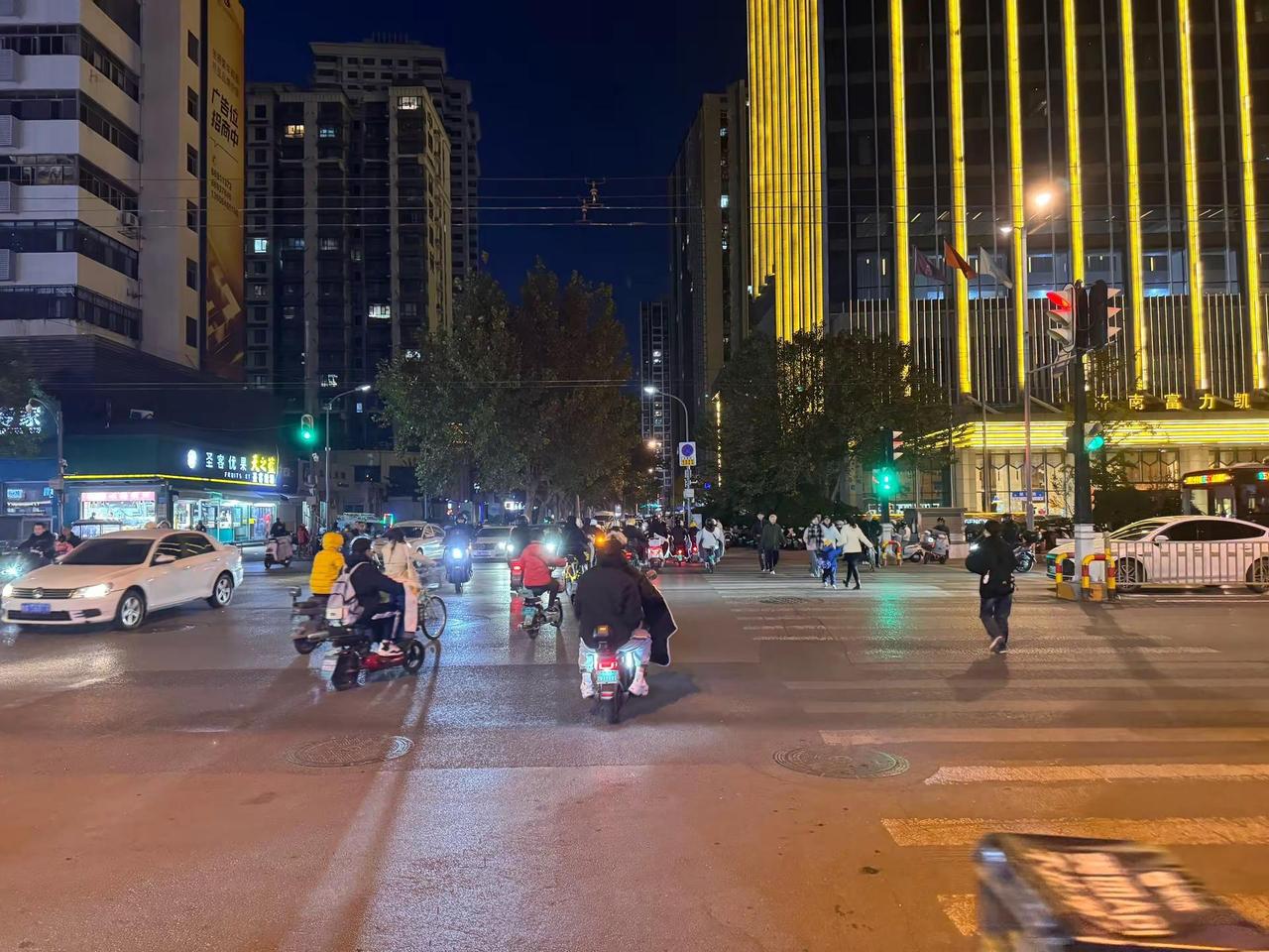 于海青：为何说夜色中的老济南让人回忆？ 那一年，我来到了济南，白天去了很多的老字