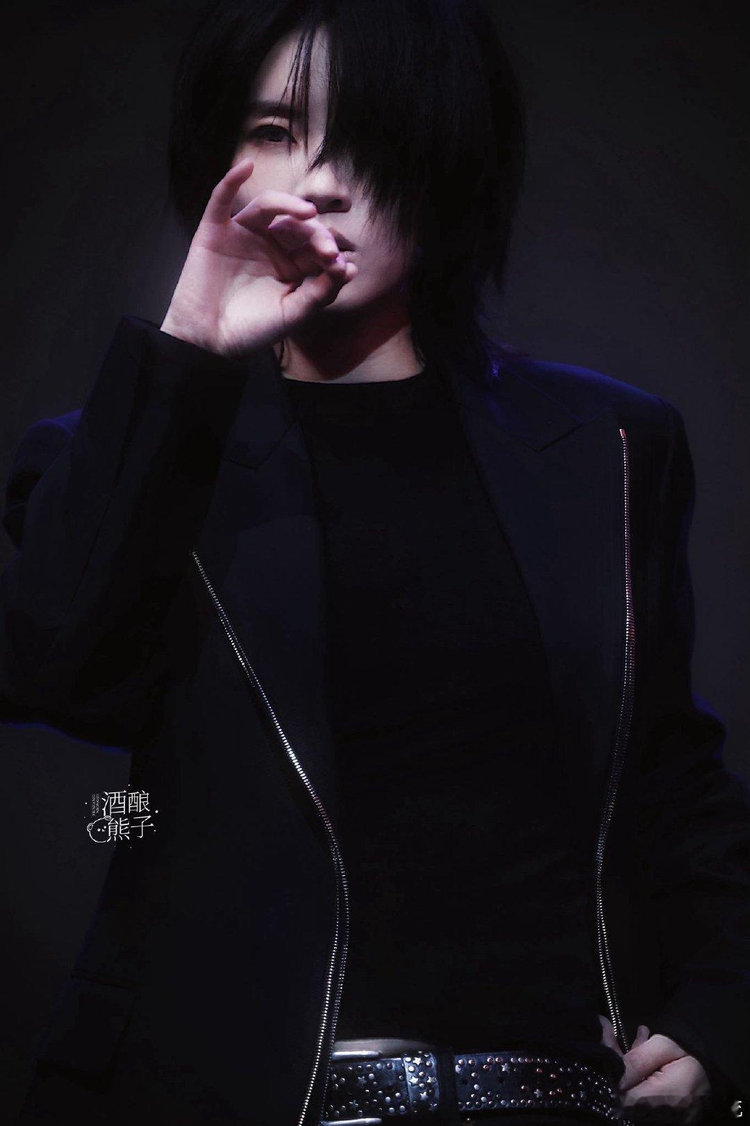 想出让陆柯燃戴狐狸尾巴的是天才 狐狸尾巴简直是神来之笔！陆柯燃帅甜切换毫无压力，