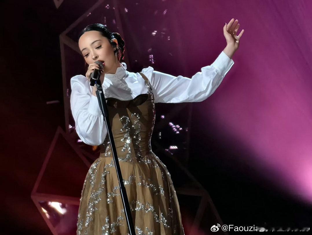 凡希亚下周回归歌手凡希亚回归 燥候亚亚！！女王回归歌手直播