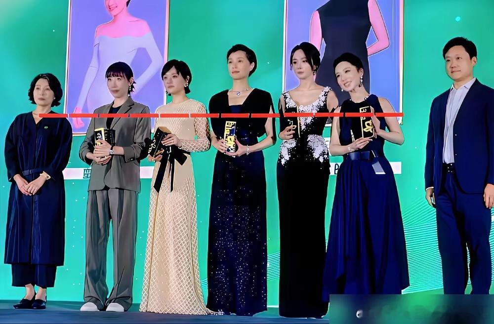 一个晚宴合照，又把娱乐圈的尺子摆上了台面。官方身高167cm的杨紫，站在官方身高