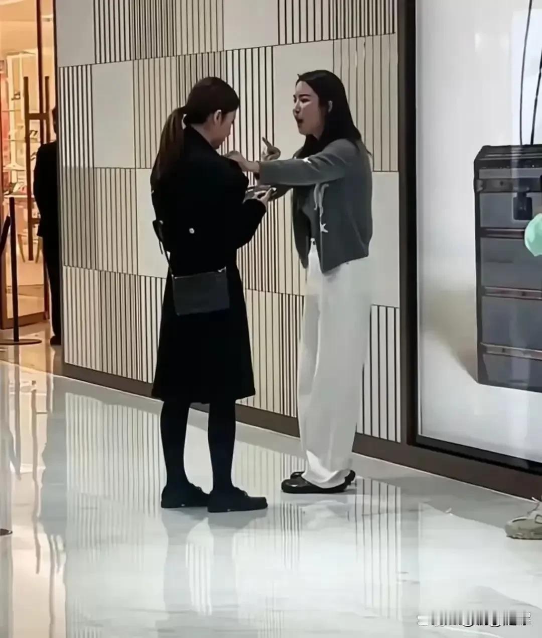 厦门的瓜还没吃完呢，合肥的又来了。合肥银泰商场LV柜姐知三当三，被原配揪住衣领质