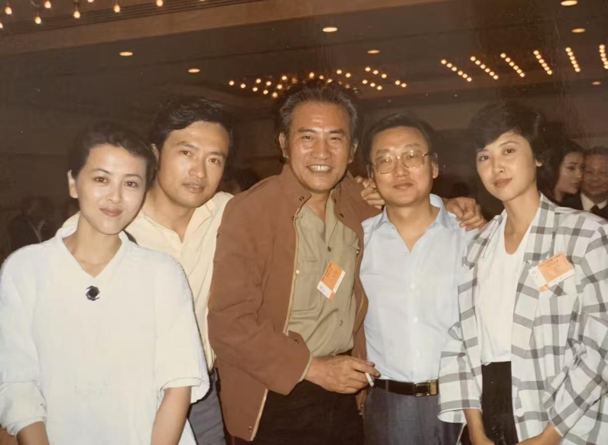 照片上两位秀美的女演员，影迷们一眼就认了出来——一位是电影《牧马人》中洋气又灵动