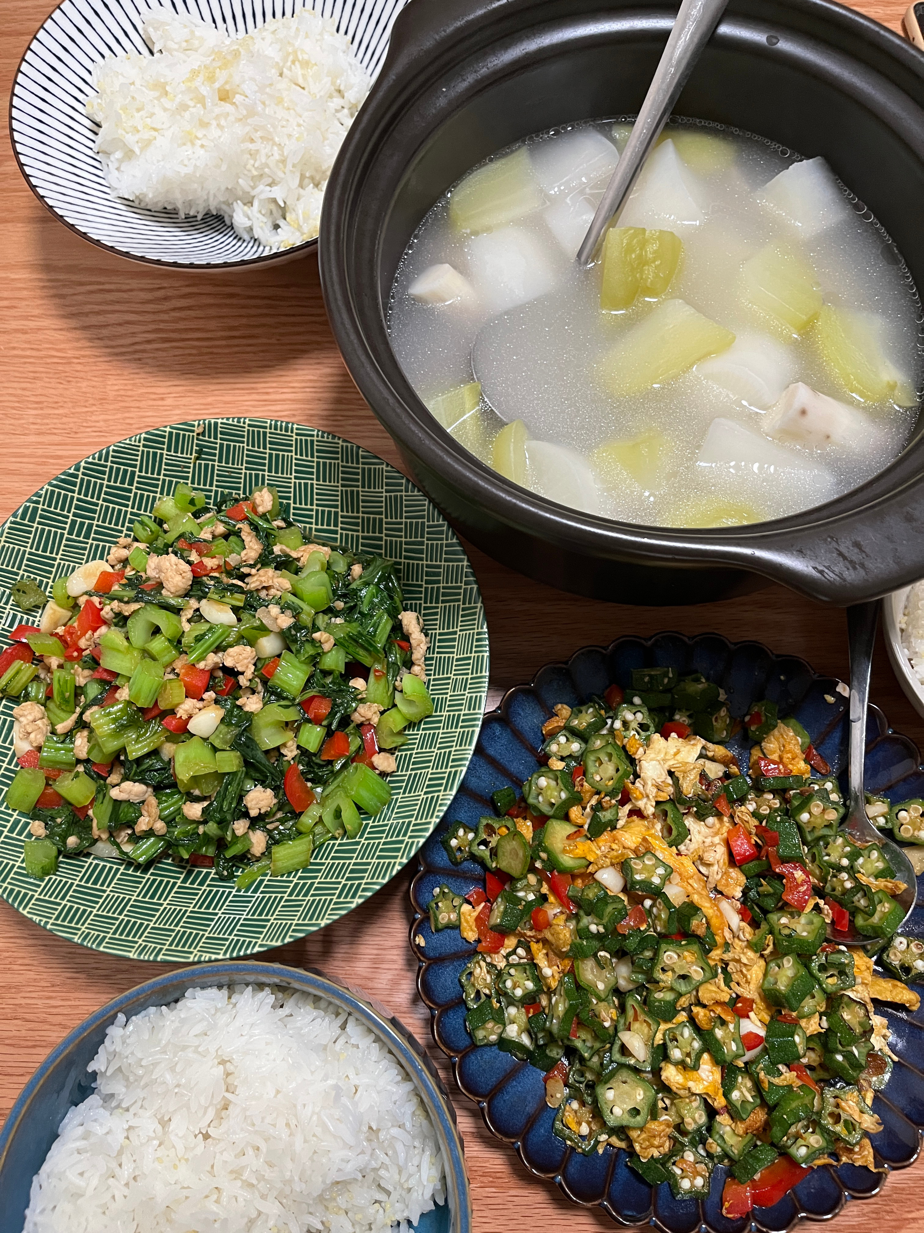 昨天的晚饭：佛手瓜山药白萝卜莲子瘦肉汤，本来只是为了消耗佛手瓜，冰箱还剩下小半个