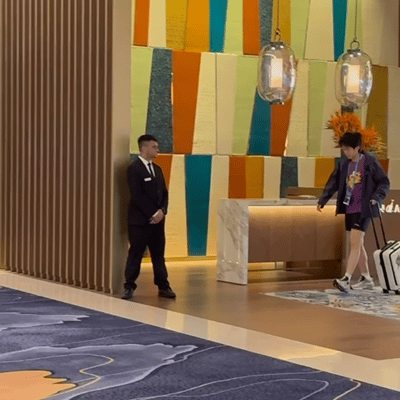 3.29日，和工作人员点头打招呼，
礼貌回应每个人的王楚钦上训了。

王楚钦推着