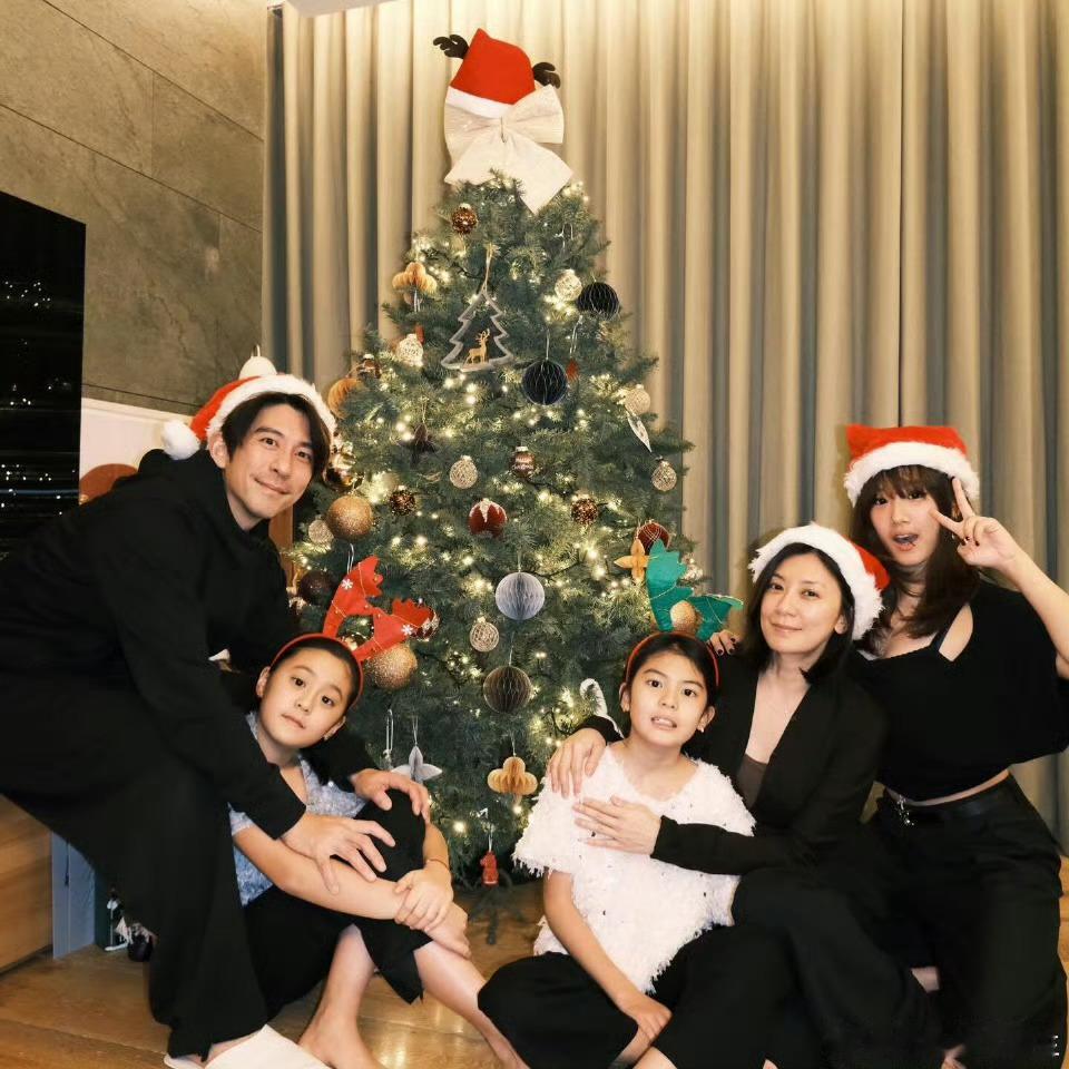 贾静雯修杰楷一家五口过圣诞我记得前一段时间还在说他们的谣言，人家不是照样很幸福 