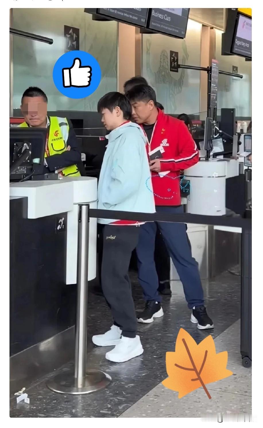 什么是一家人？这就是一家人！
5月12日，国乒启程回国。在值机的时候，王皓全程陪