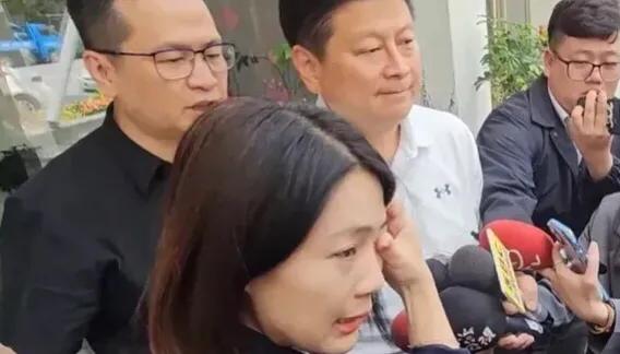 国民档立委徐巧芯被姐夫威胁杀全家。录音被曝光，近日徐巧芯涉入姐夫妻诈骗案，32秒