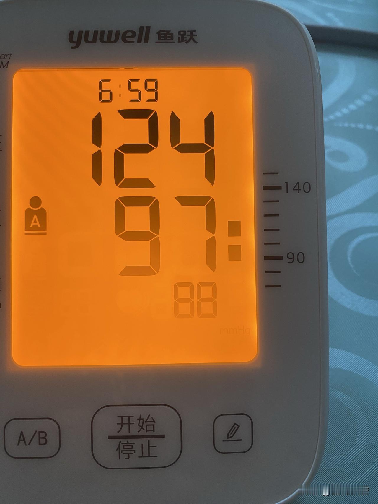 这是测血压的仪器，显示数值124/97。