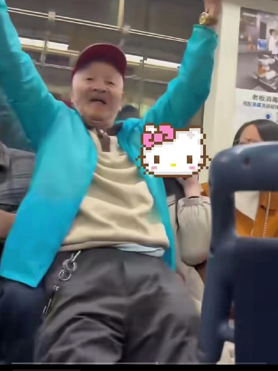 上海地铁一穿蓝色衣服的老人没有坐位，有人让座给老人，他不但不坐还偏偏非要坐在女孩