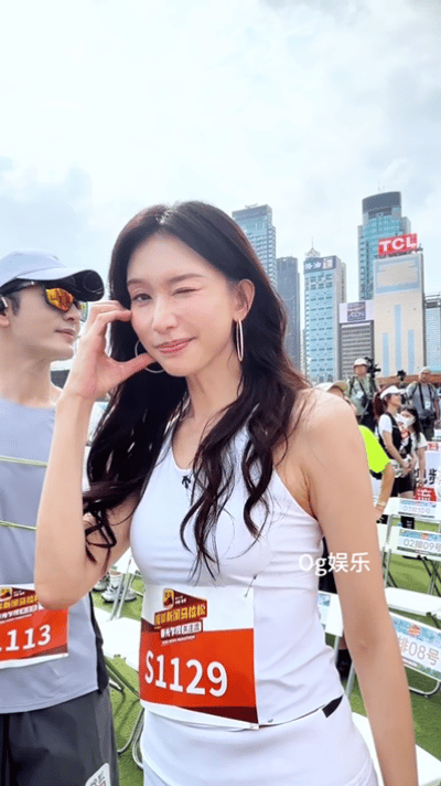 林志玲比心没想到女神私下这么软萌，现场各种小互动超贴心，看得人心里暖暖的林志玲脸