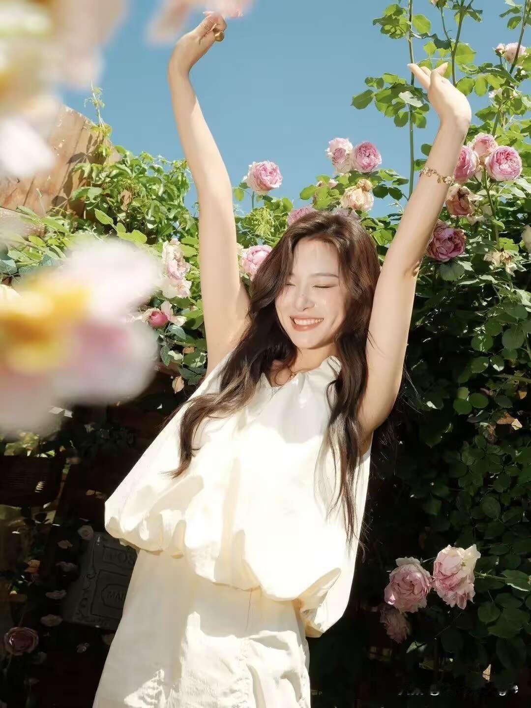 优雅白裙少女，微笑在阳光下的美好瞬间。