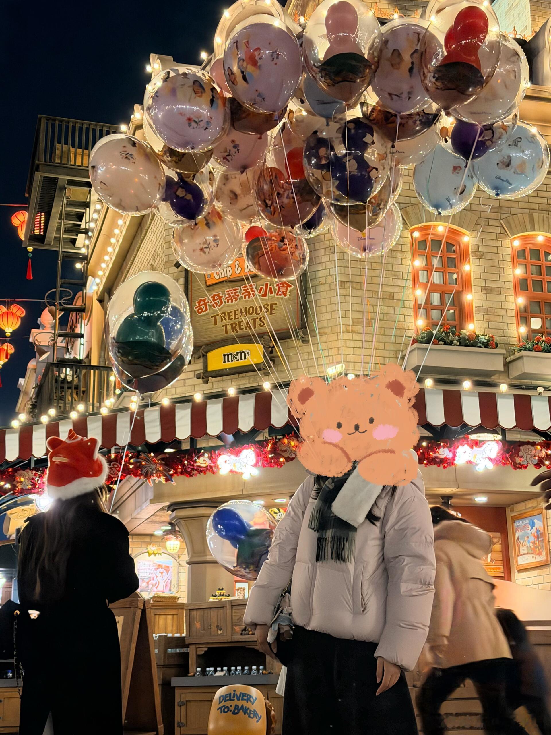 网友在迪士尼偶遇angelababy了！居然眼里只有气球没认出来！昨天在迪士尼！