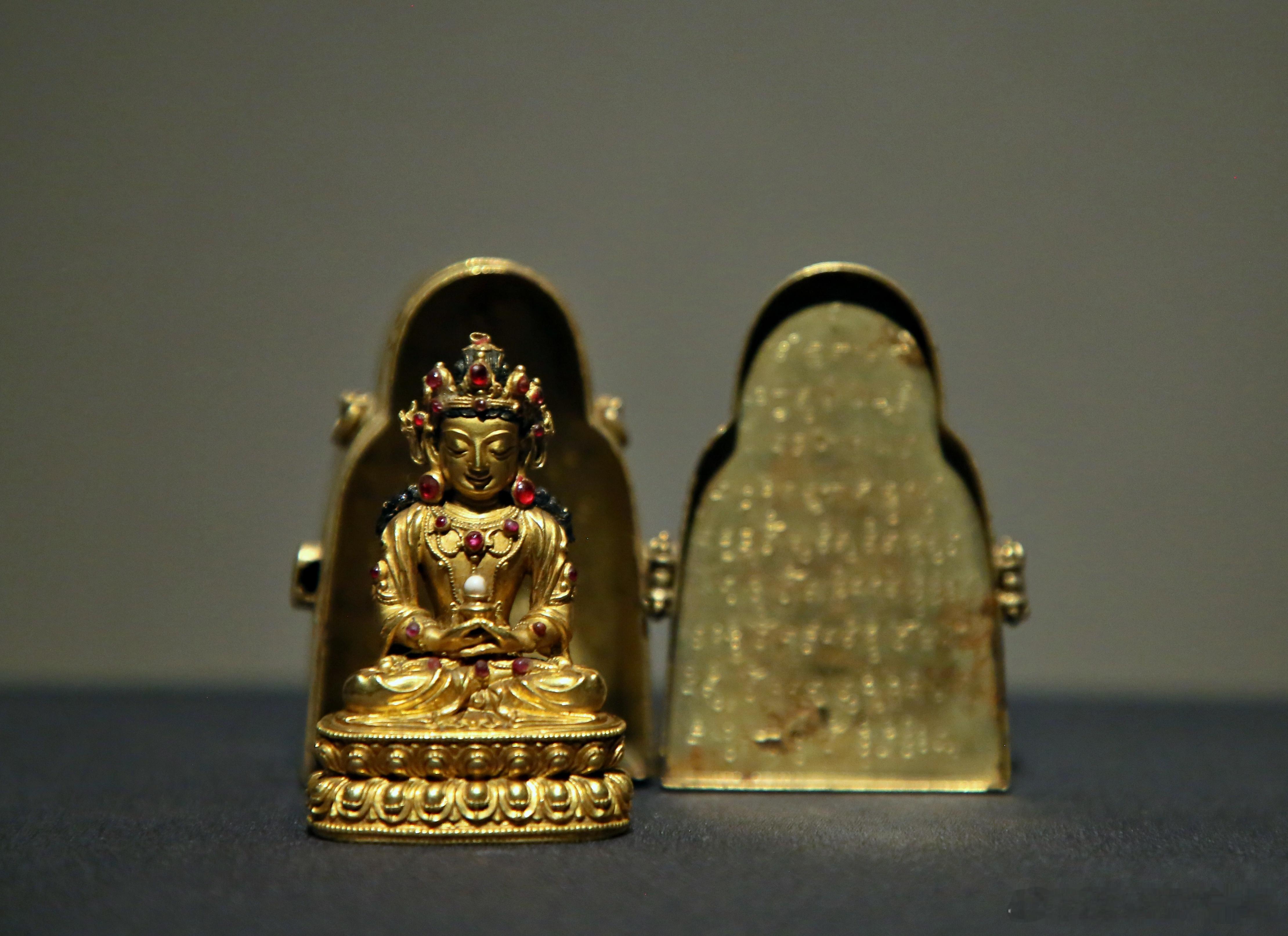 赤金嵌宝石舍利无量寿佛清 乾隆首都博物馆藏原在妙应寺白塔塔刹安置。无量寿佛在藏传