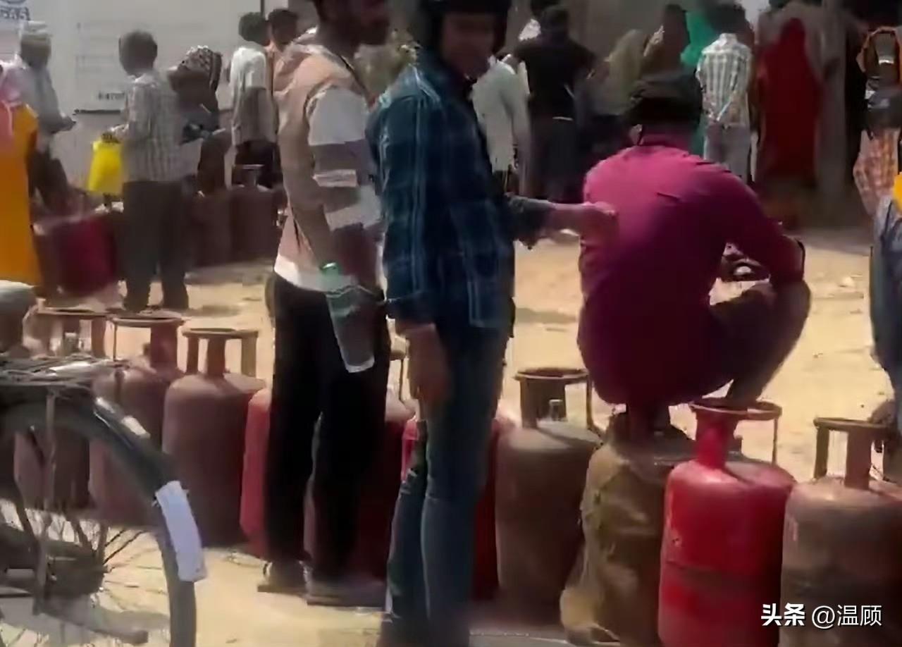 烧牛粪或许是个好办法…受国际能源供应紧张影响，印度正遭遇严重气荒，民生与制造业双