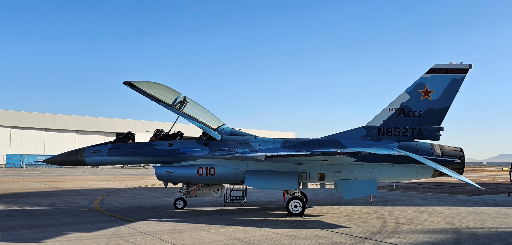 飞扬军事 美国私人防务承包公司的Top Aces最新 F-16B战机涂装，模仿俄