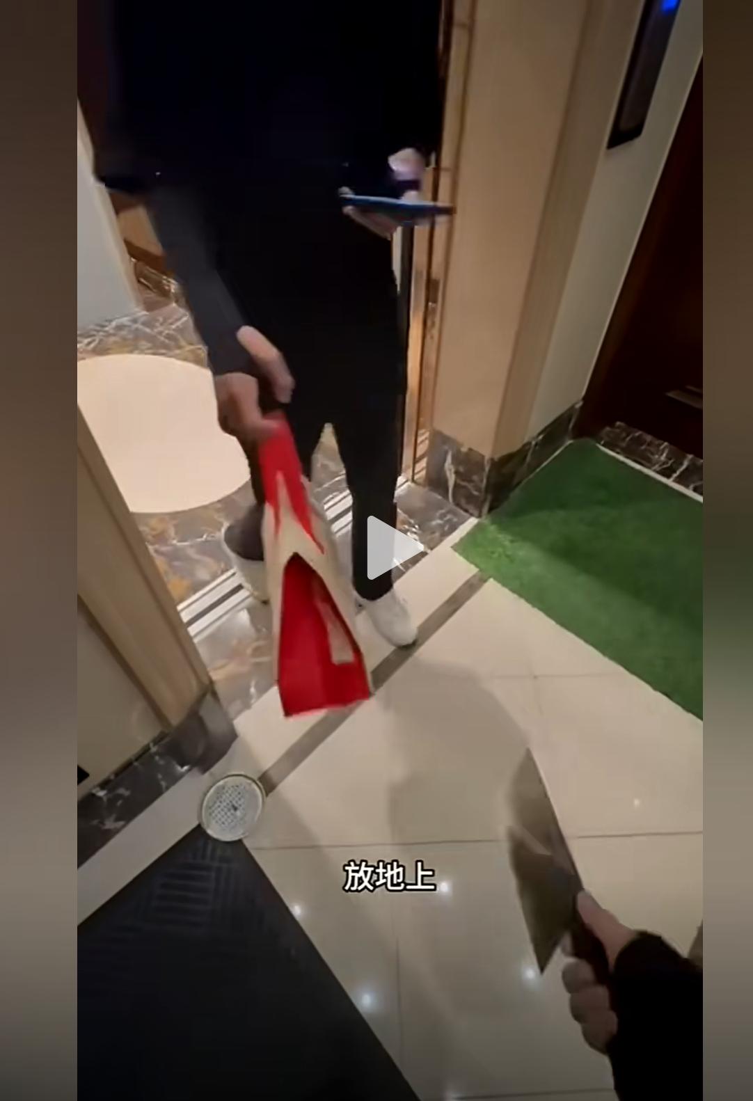 近日，一女子点外卖时特意备注“不要敲门，直接放地上！”。可外卖员送餐时，却一直调