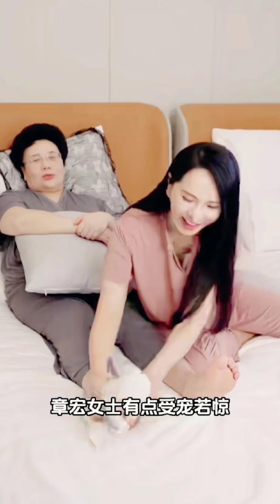婆媳不和的都来学学伊能静。看伊能静带婆婆泡澡，感情好到啥程度？
婆媳俩教会所有女