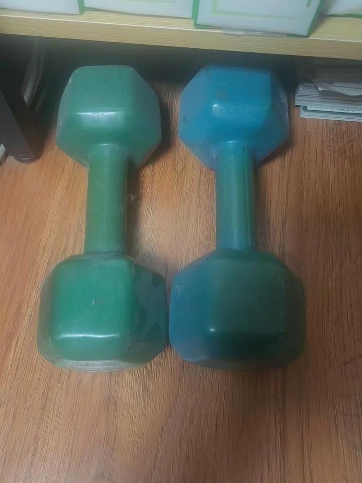 找出来几年前的哑铃，准备锻炼锻炼身体，结果还是没坚持下来！哈哈哈哈！
