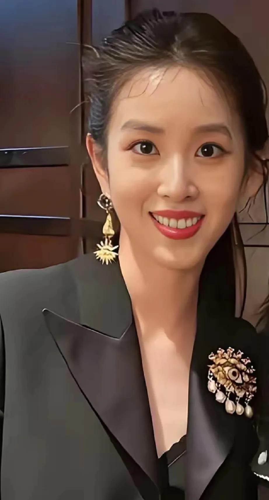章泽天这一张照片一石惊起千层浪，会不会是京东“双十一”的噱头？她佩戴饰品的眼睛似