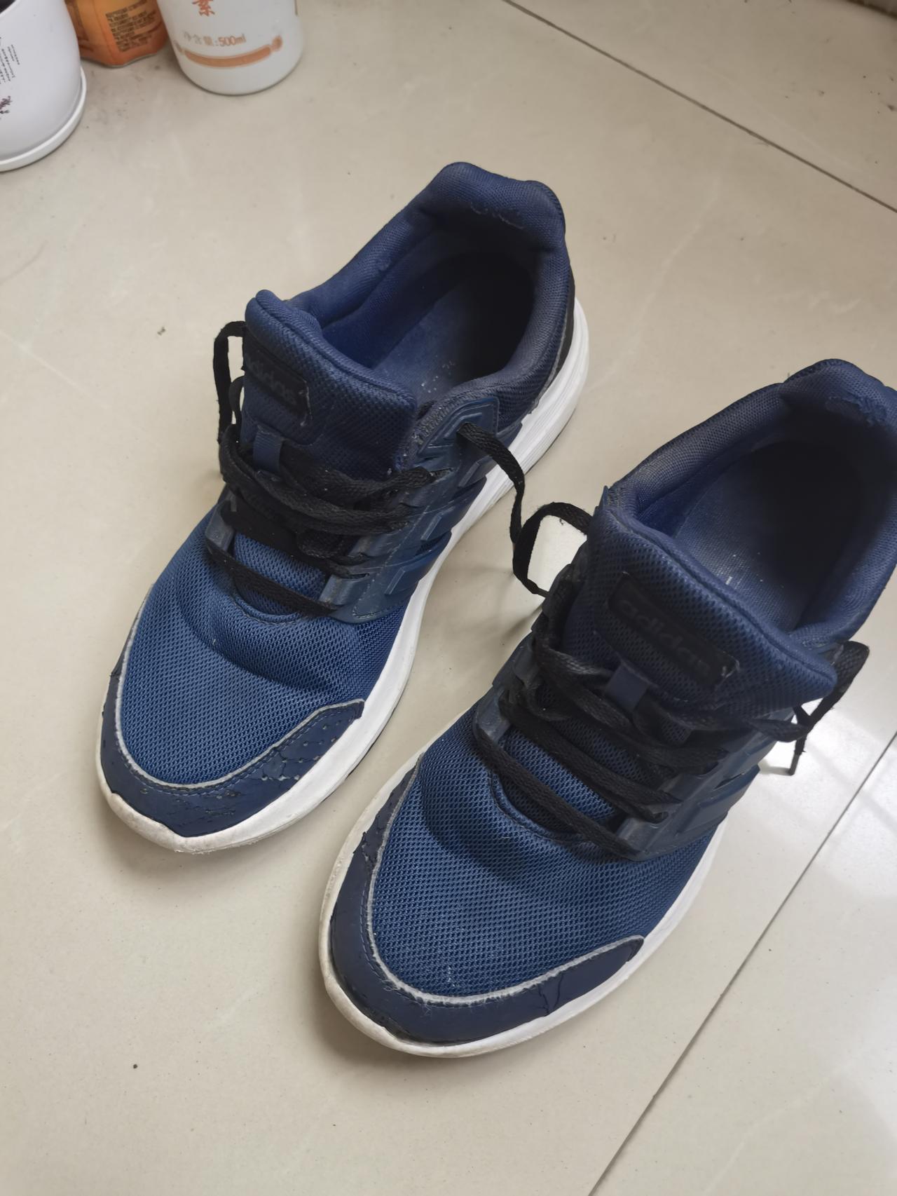 @豆包 这是什么牌子的男鞋，价格多少？