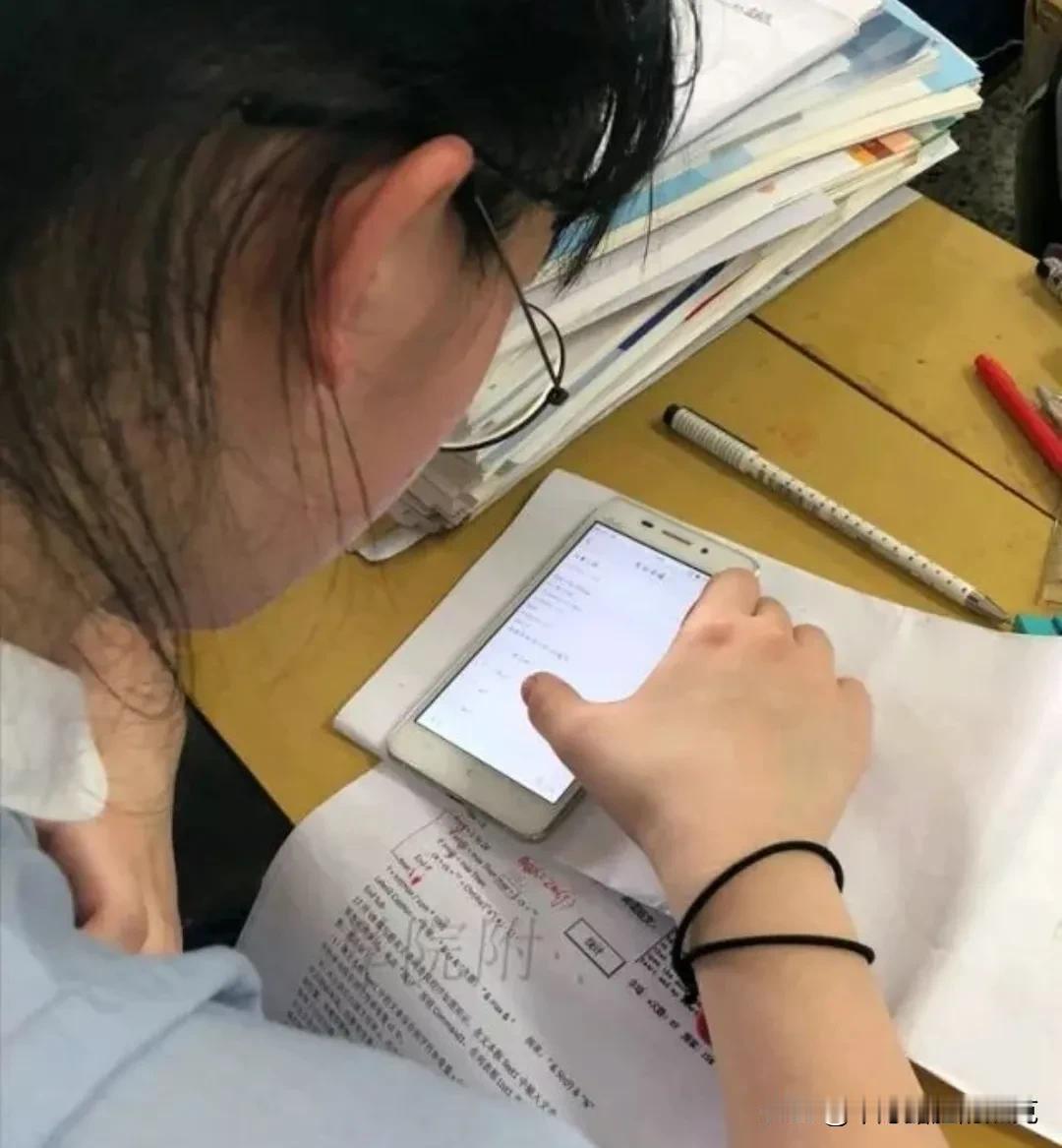 #记录我的2024#
课堂上。
老师发现一学生带着手机，学生：你收了吧！
老师：