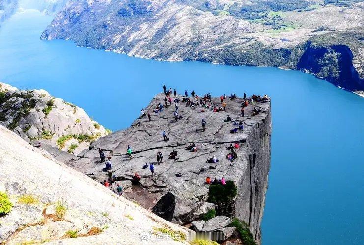 #挪威# 布道石（Preikestolen）​挪威🇳🇴的世界级旅游地标​位于