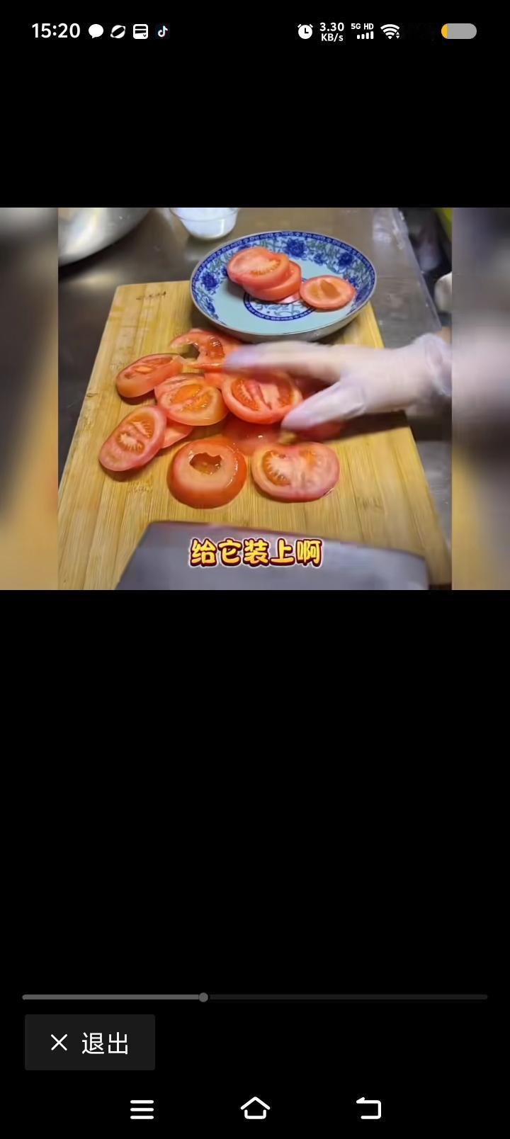 南方人这么做“糖拌西红柿”？——
网上视频：一重庆女子说：“有客人点糖拌柿子。北