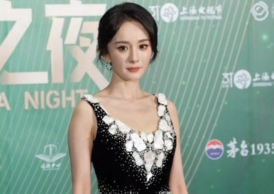杨幂白玉兰提名晚宴公式照，杨紫杨幂的生图！杨紫连发际线处理得特别好