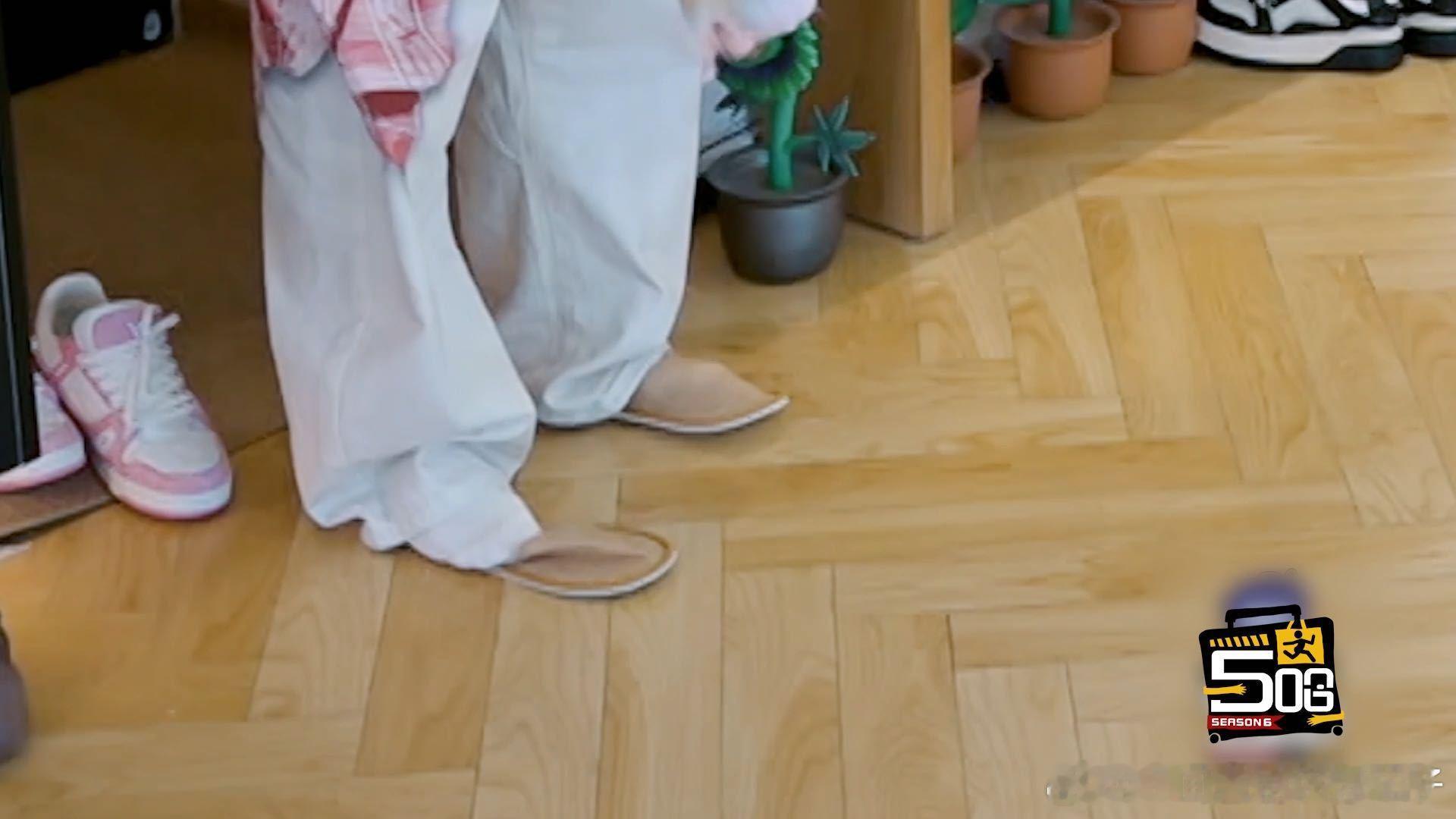 王勉给陈赫硬穿小鞋 以后谁说“穿小鞋”是比喻，我就把这段视频甩过去。王勉用实际行